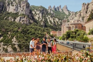 Barcellona: Montserrat con opzioni per cantine, pranzi e treni
