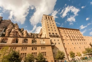 Barcelona: Montserrat with Winery Visit and Farmhouse Lunch