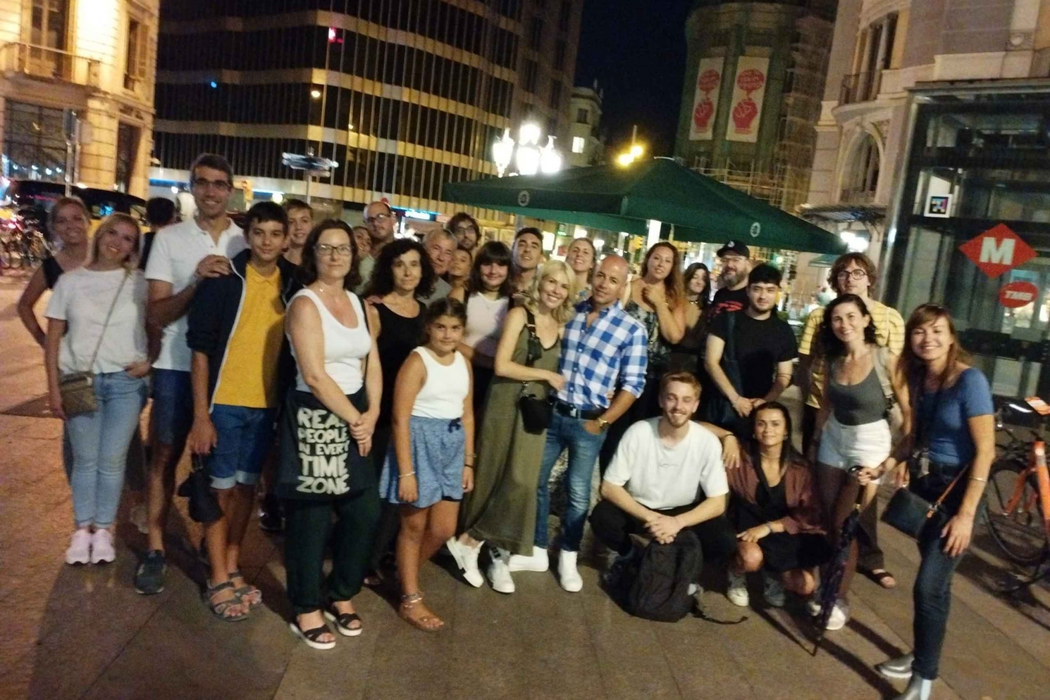 Barcelona: Tour a pie de las leyendas del Barrio Gótico con tapas