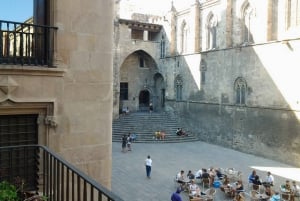 Barcelona: Gothic Quarter Legends Walking Tour with Tapas