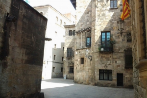 Barcelona: Tour a pie de las leyendas del Barrio Gótico con tapas