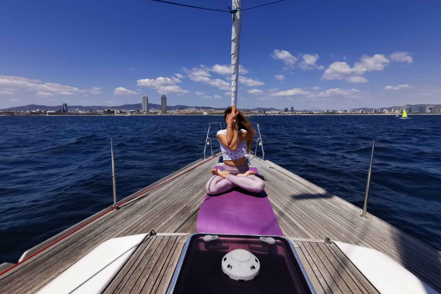 Barcellona: sessione di Namaste Yoga nautico e gita in barca a vela