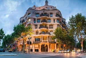 Barcelona: Night Bus Tour with Live Guide