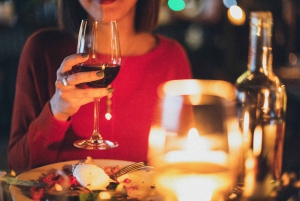 Barcelona: Nacht auf einem Katamaran mit privatem Abendessen und Navigation