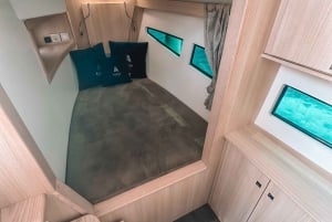 Barcelona: Nacht auf einem Katamaran mit privatem Abendessen und Navigation