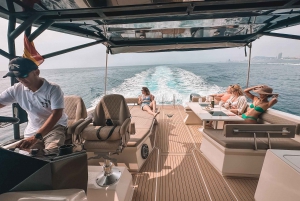 Barcelona: Nacht auf einem Katamaran mit privatem Abendessen und Navigation