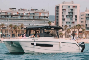 Barcelona: Nacht auf einem Katamaran mit privatem Abendessen und Navigation