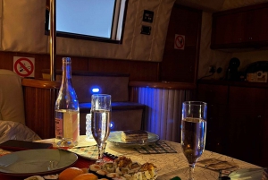 Barcelona: Nacht auf einem Katamaran mit privatem Abendessen und Navigation