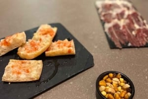 Barcelona: Old Town Evening Tour with Tapas and Drinks