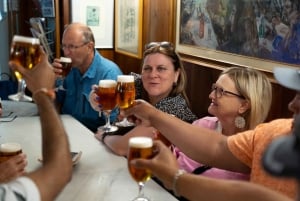 Barcellona: Tour serale del centro storico con tapas e bevande