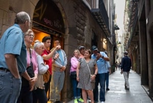 Barcelona: Visita nocturna al casco antiguo con tapas y bebidas