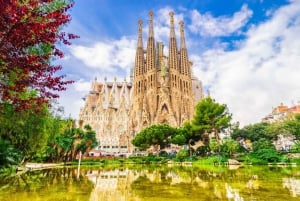 Barcelona Old Town Tour with Family-friendly Attractions