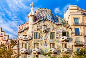 Barcelona Old Town Tour with Family-friendly Attractions