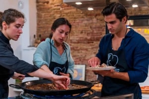 Paella-Kurs in Barcelona, Tour durch die Boqueria, Mutter-Tochter-Köchinnen