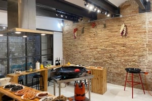 Aula de culinária noturna em Barcelona: 5 pratos, 3 paellas e cava