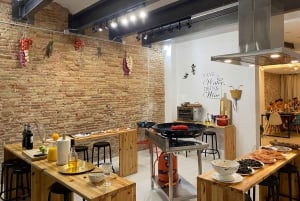 Aula de culinária noturna em Barcelona: 5 pratos, 3 paellas e cava