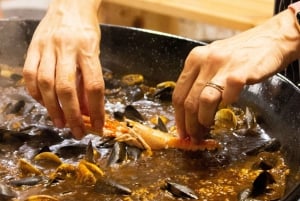 Aula de culinária noturna em Barcelona: 5 pratos, 3 paellas e cava