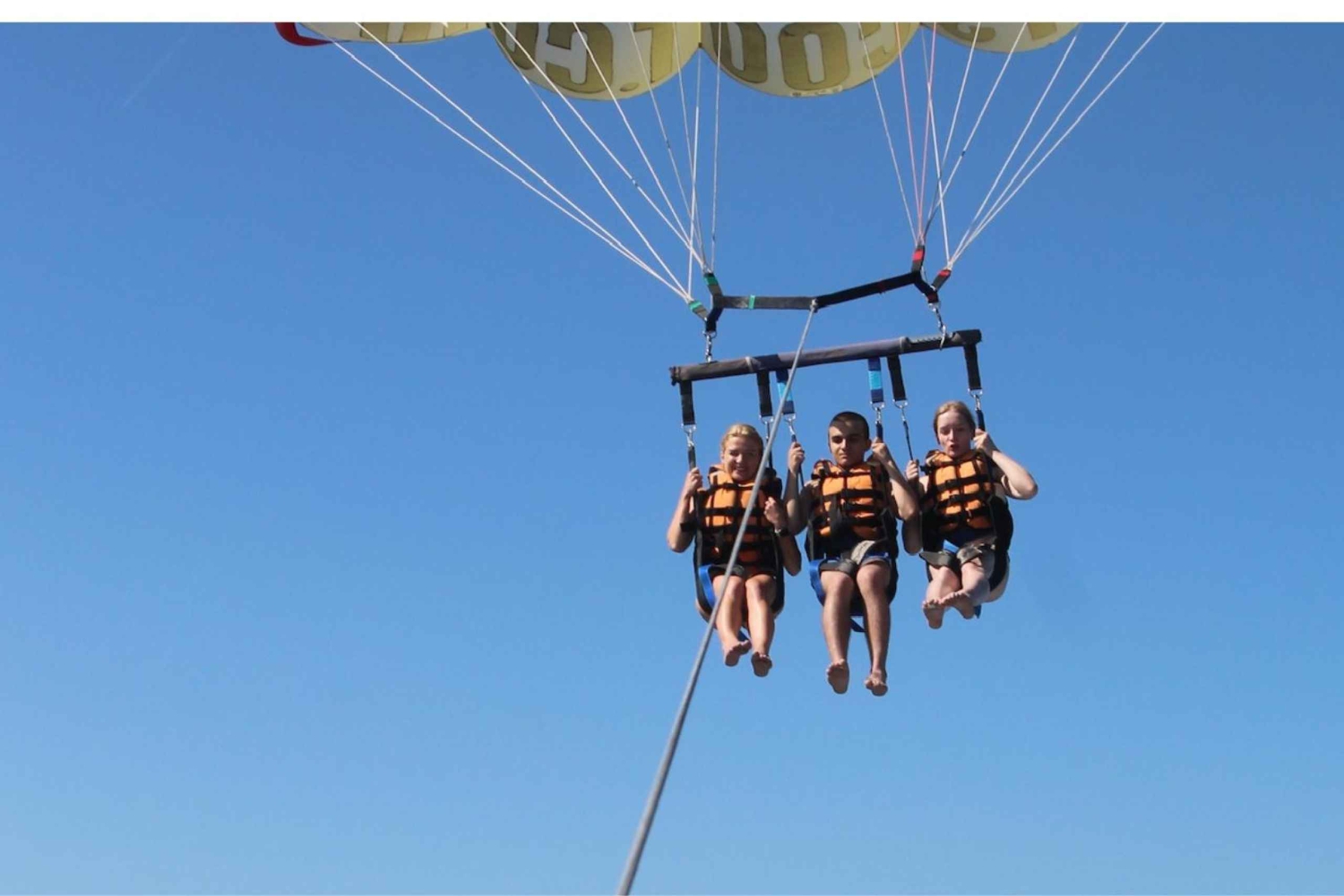 バルセロナ：海の上をパラシュートで飛ぶパノラマビューのパラセーリング