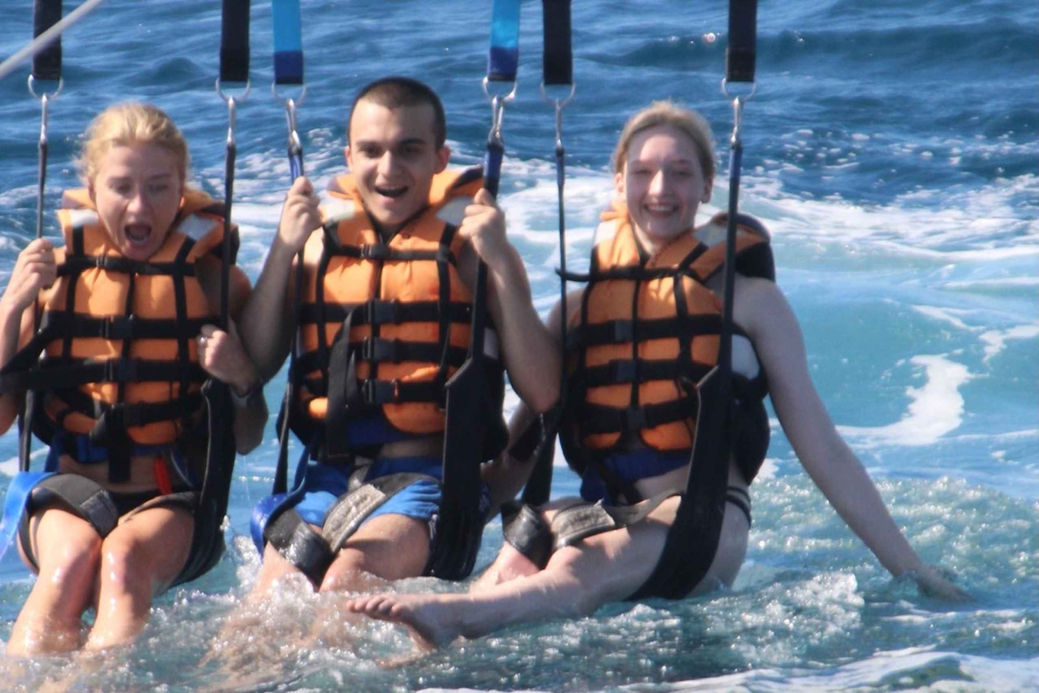 バルセロナ：海の上をパラシュートで飛ぶパノラマビューのパラセーリング