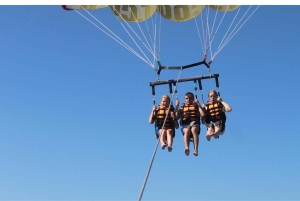 バルセロナ：海の上をパラシュートで飛ぶパノラマビューのパラセーリング