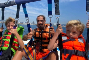 バルセロナ：海の上をパラシュートで飛ぶパノラマビューのパラセーリング