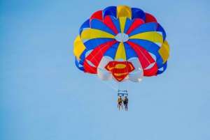 バルセロナ：海の上をパラシュートで飛ぶパノラマビューのパラセーリング