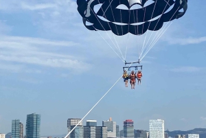 バルセロナ：海の上をパラシュートで飛ぶパノラマビューのパラセーリング