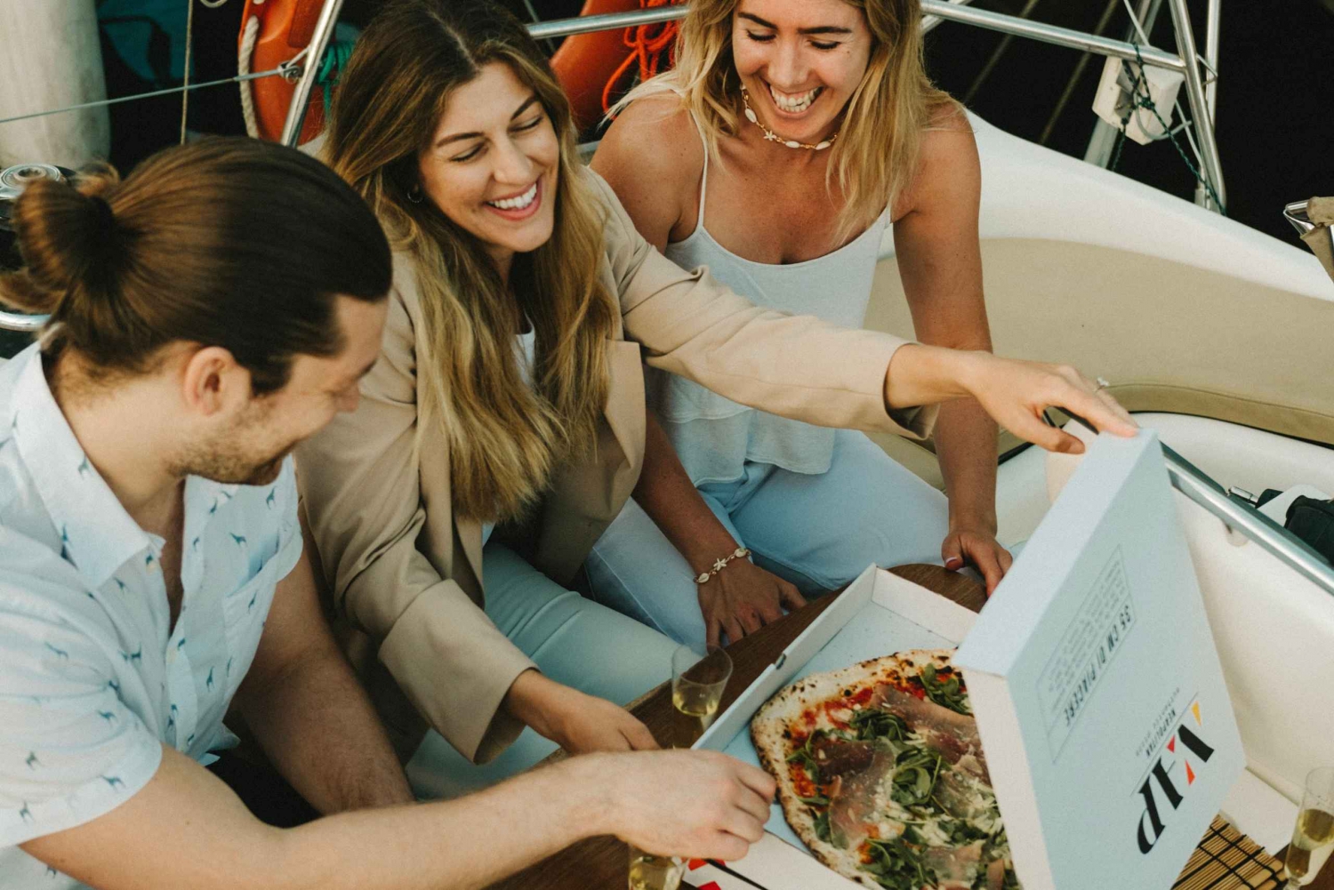 Barcelona: Pizza Boat Trip