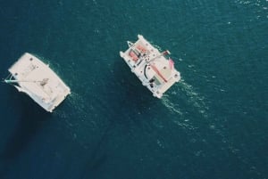 Barcellona: giro in catamarano premium con bevande e snack.