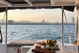 Barcellona: giro in catamarano premium con bevande e snack.