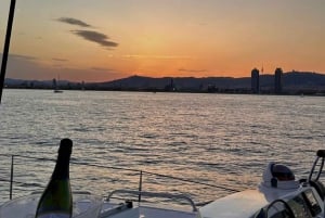 Barcellona: giro in catamarano premium con bevande e snack.