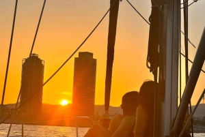 バルセロナプレミアム共有サンセットクルーズ (ドリンクとスナック)