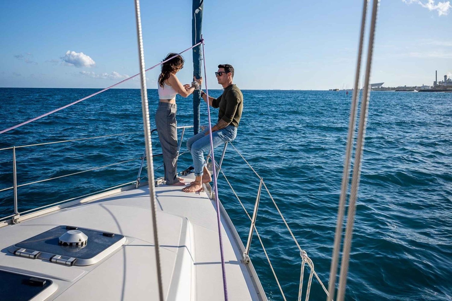 Barcelona: Privat båttur för 2 personer, simning, snacks och dryck