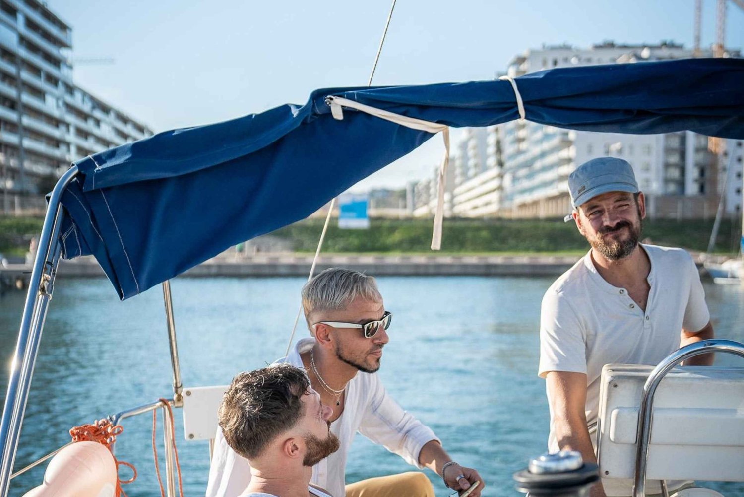 Barcelona: Privat båttur för 2 personer, simning, snacks och dryck