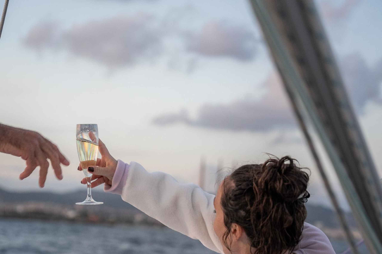 Barcelona: Privat båttur for 2, svømming, snacks og drikke