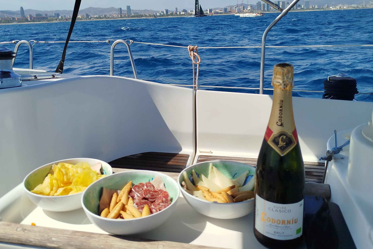 Barcelona: Privat båttur for 2, svømming, snacks og drikke