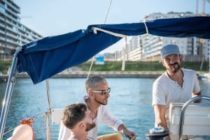 Barcelona: Privat båttur för 2 personer, simning, snacks och dryck