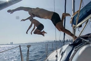 Barcelona: Privat båttur för 2 personer, simning, snacks och dryck