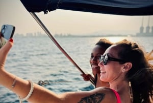 Barcelona: Privat båttur för 2 personer, simning, snacks och dryck