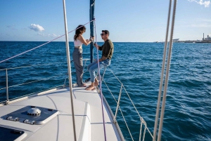 Barcelona: Privat båttur for 2, svømming, snacks og drikke