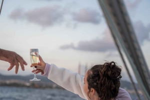 Barcelona: Privat båttur for 2, svømming, snacks og drikke