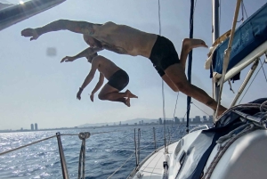 Barcelona: Privat båttur for 2, svømming, snacks og drikke