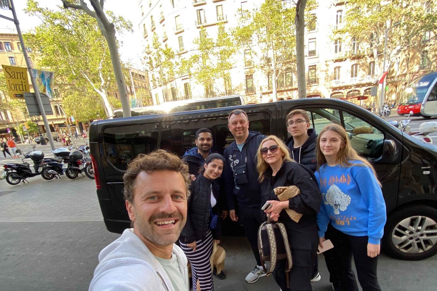 Barcellona: Tour privato in auto con gemme e monumenti nascosti