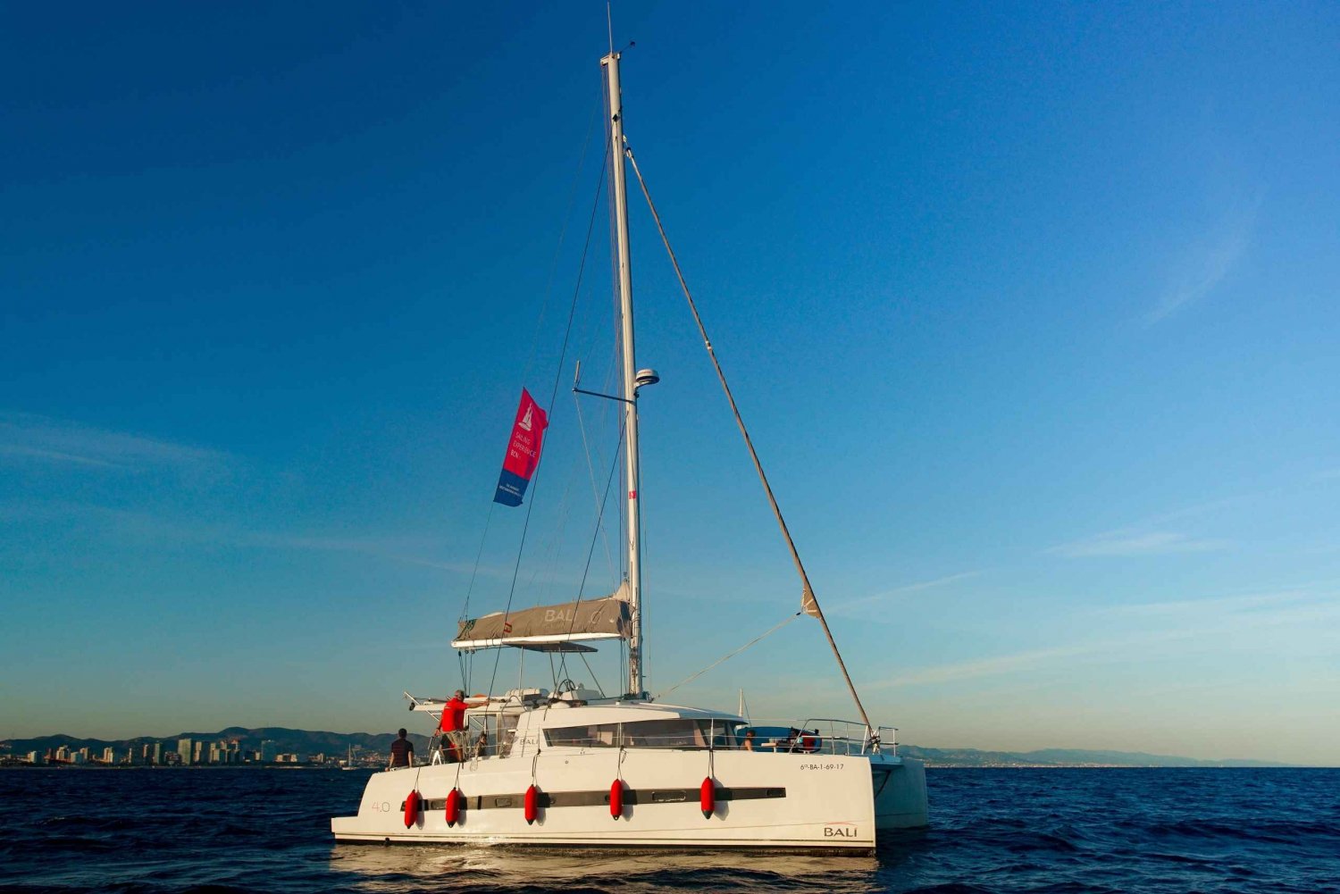 Barcelone : Navigation privée en catamaran avec boissons et collations
