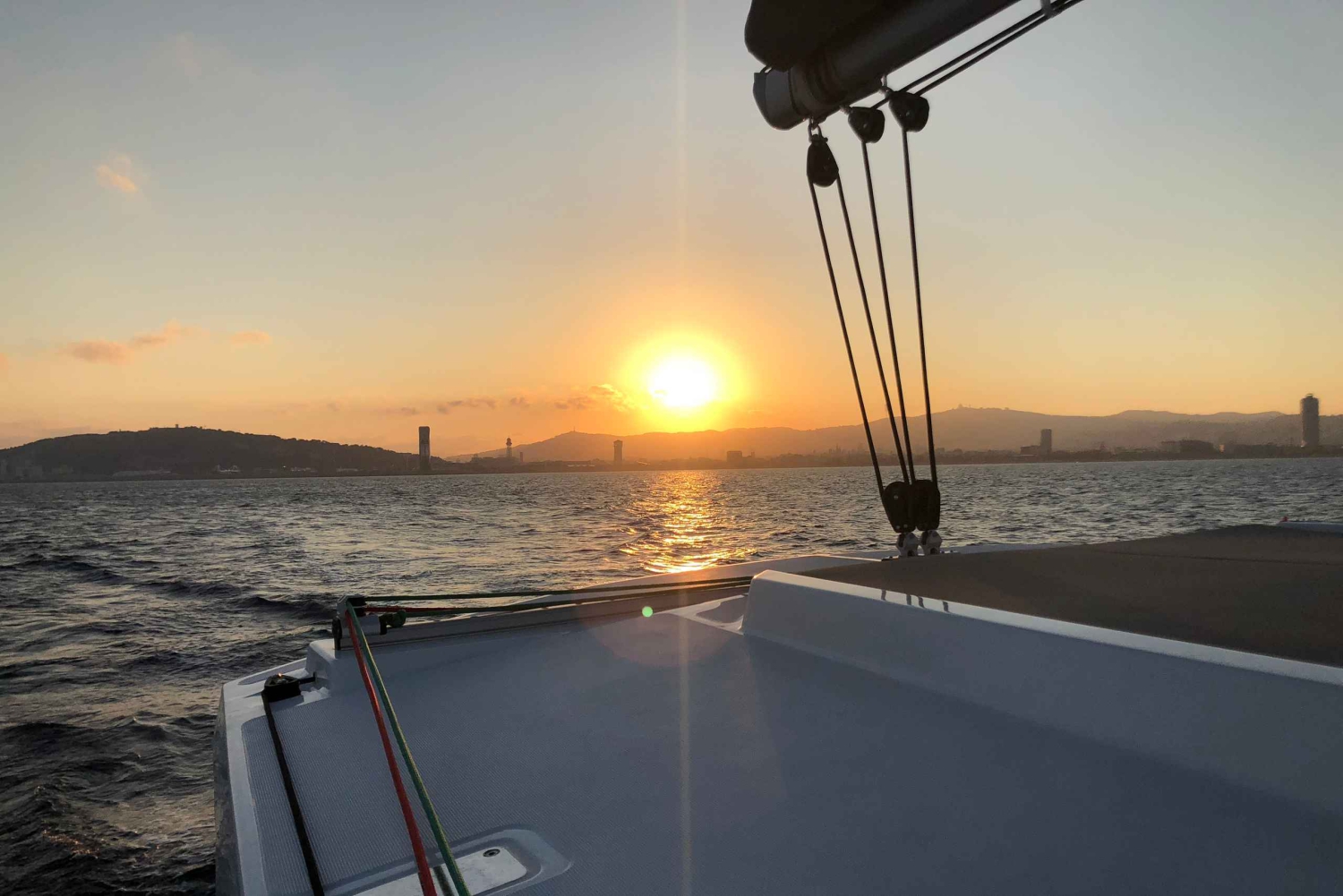 Barcelona: Privat katamaranseiling med drikke og snacks