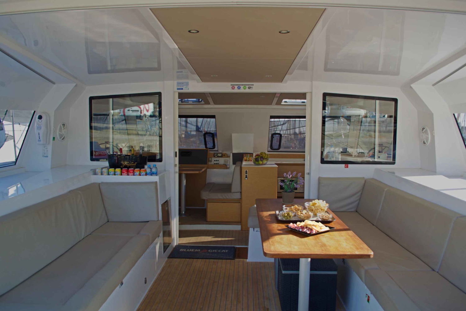 Barcelona: Privat katamaranseiling med drikke og snacks