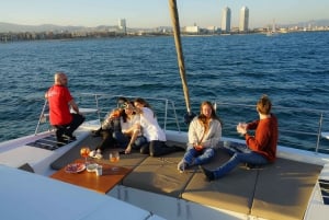 Barcelona: Catamaran zeilen met drankjes en snacks