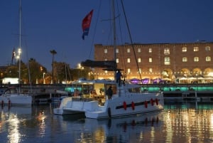 Barcellona: Vela privata in catamarano con bevande e snack