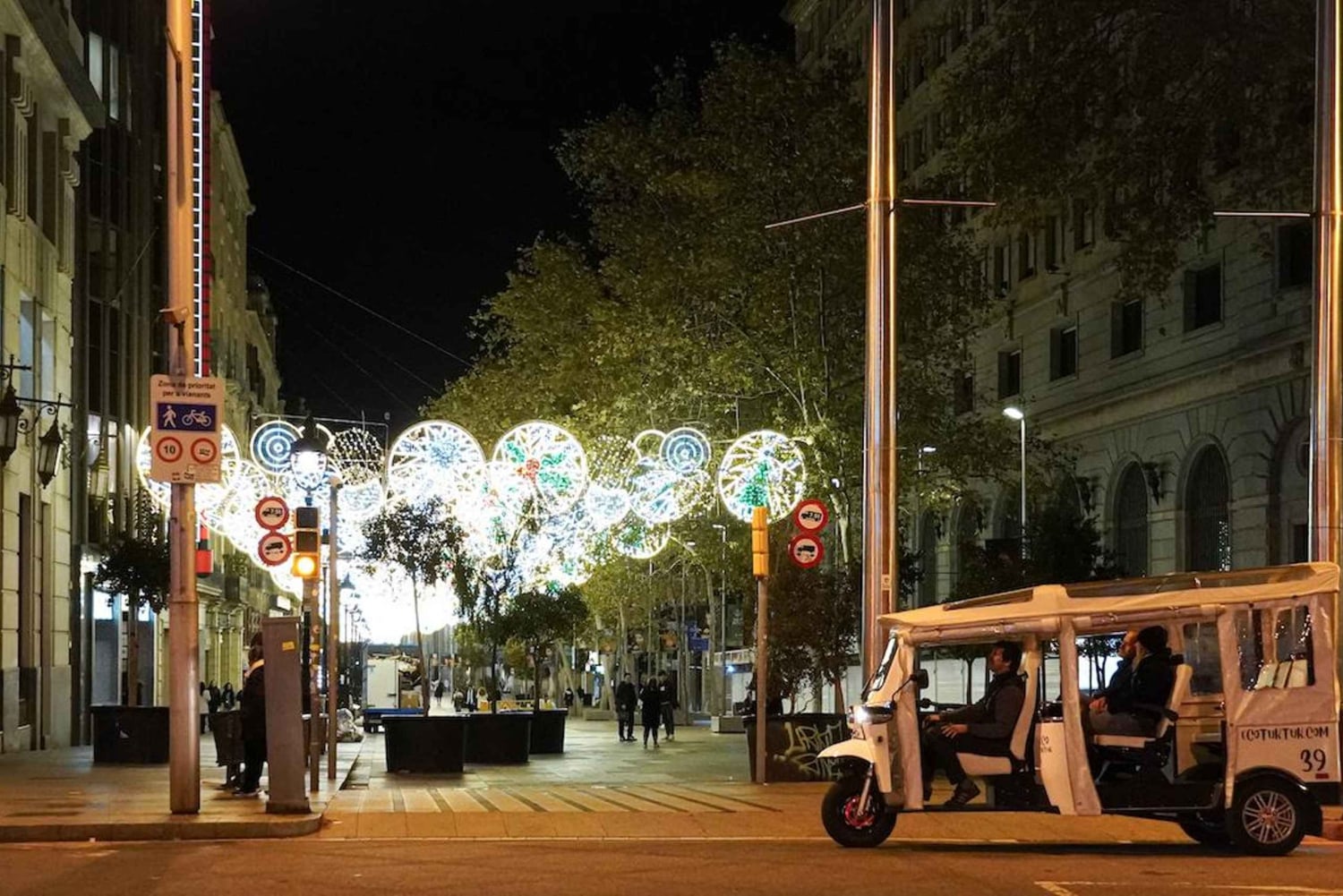 Barcelona: Prywatna świąteczna wycieczka Eco Tuk Tukiem