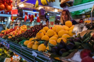 Barcelona: Private Christmas Walking Tour with Drink